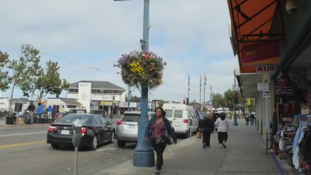 Gente Caminando Por Una Calle Con Coches Aparcados — Vídeo de stock