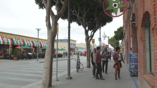 Des Gens Marchent Sur Jefferson Street — Video