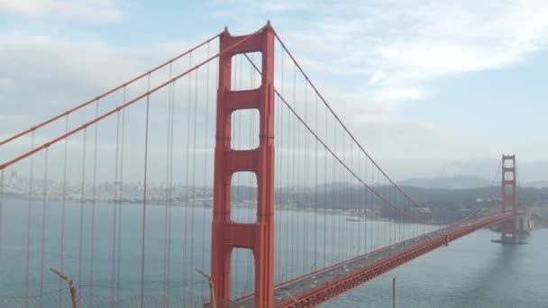 Die Zwillingstürme Der Golden Gate Bridge — Stockvideo