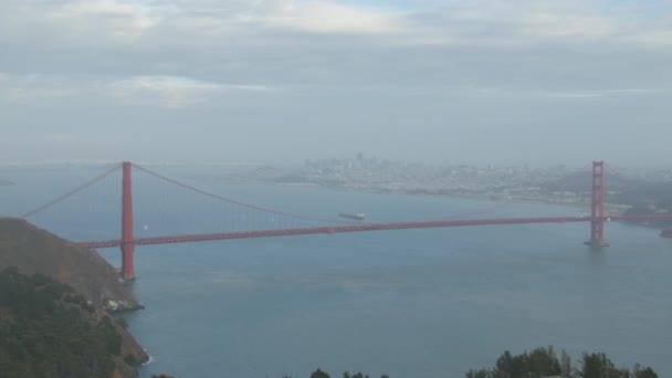 Golden Gate Bron Molnig Dag — Stockvideo
