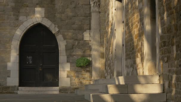 Дверь Церкви Сан Джусто Мартира Триесте — стоковое видео