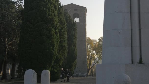 Femmes Marchant Dans Cour Cathédrale San Giusto — Video