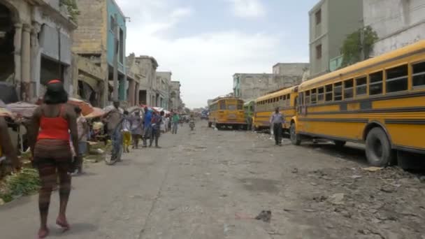 Folk Gaten Haiti – stockvideo