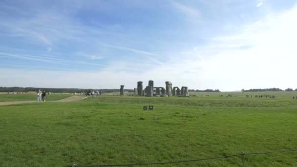 Människor Besöker Den Berömda Stonehenge — Stockvideo