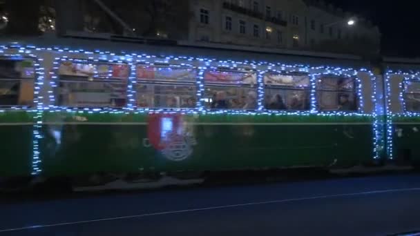 Dekorert Trikk Julaften Graz – stockvideo