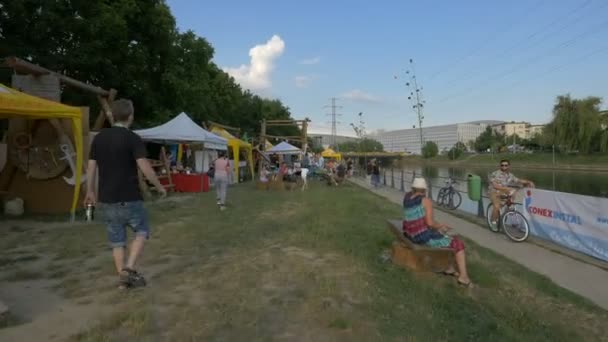 Deltakere Ved River Fest – stockvideo