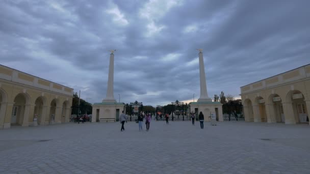 Wandelen Door Hoofdpoort Van Schnbrunn Palace Wenen Video — Stockvideo