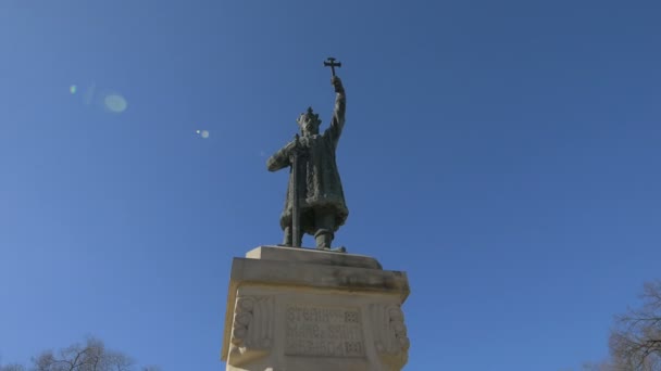 Χαμηλή Γωνία Του Αγάλματος Του Stefan Cel Mare — Αρχείο Βίντεο