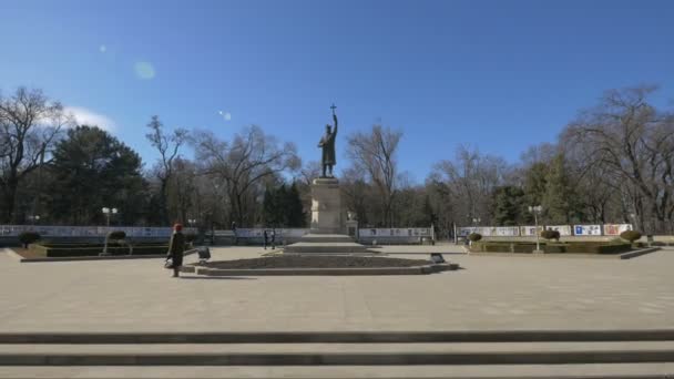 Statue Stefan Cel Mare Park Chisinau — Vídeo de Stock