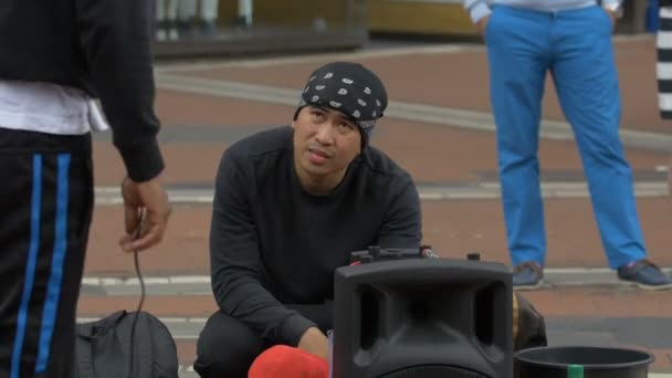 街头表演者身穿黑色衣服 — 图库视频影像
