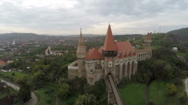 Vista Aérea Del Antiguo Castillo Corvin Hunedoara — Vídeo de stock