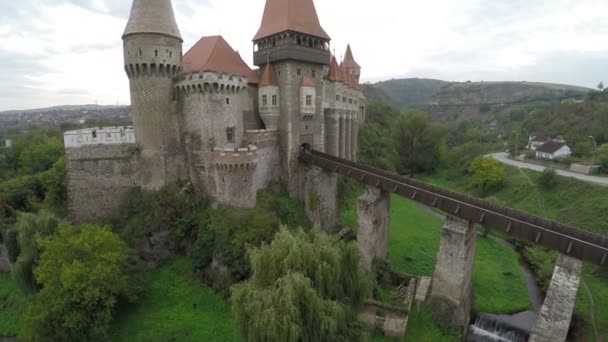 Luchtfoto Van Brug Van Corvin Castle — Stockvideo