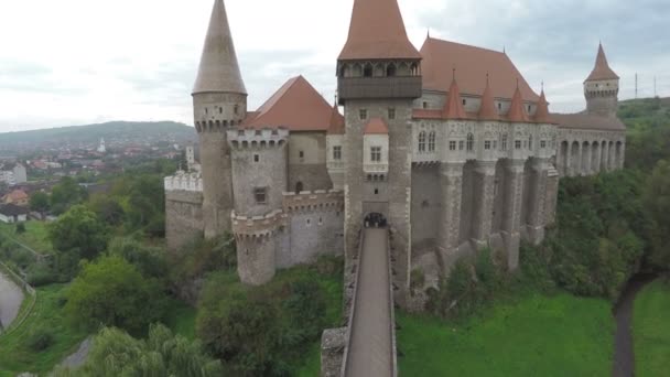 Luchtfoto Van Corvin Castle Zijn Brug — Stockvideo