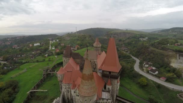 Veduta Aerea Dei Tetti Del Castello Corvin — Video Stock