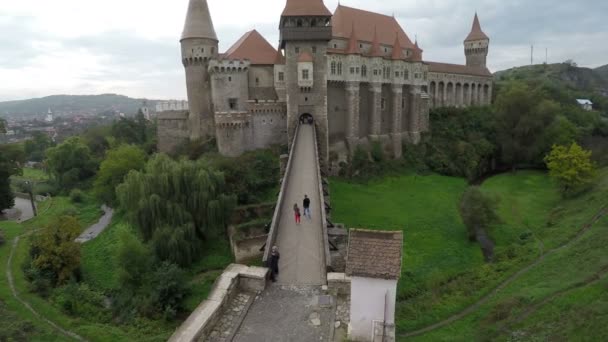 Veduta Aerea Del Ponte Del Castello Corvin — Video Stock