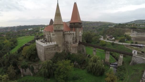 Luchtfoto Van Corvin Castle Zijn Brug — Stockvideo