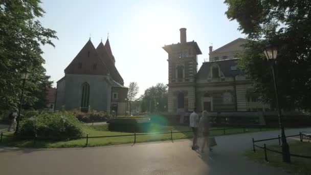 Gassen Bei Einer Kirche Einem Sonnigen Tag — Stockvideo