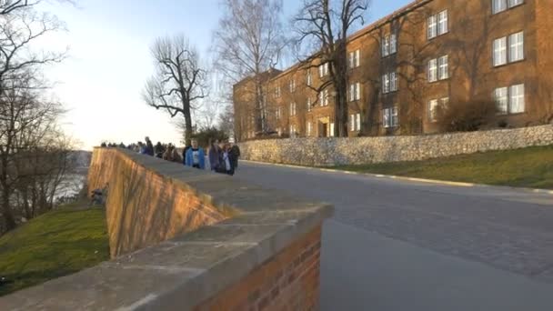 Folk Gata Nära Slottet Wawel — Stockvideo