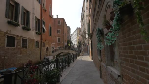 Narrow Canal Old Buildings — Stock Video