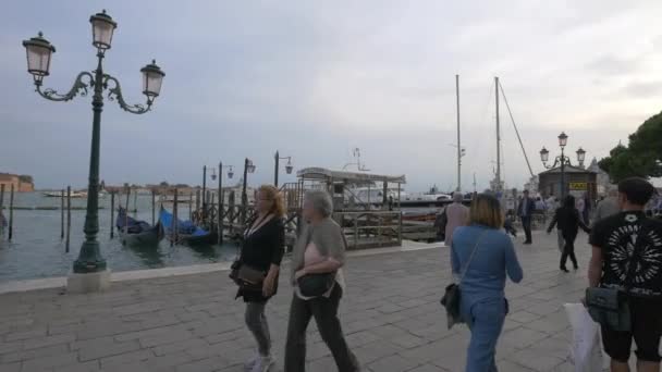 Walking Hotel Cipriani Pier — Stock Video