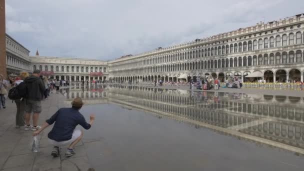Menschen Gehen Auf Dem Markusplatz Einer Wasserpfütze Entlang — Stockvideo