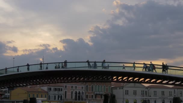 在Ponte Della Costituzione上行走的人 — 图库视频影像