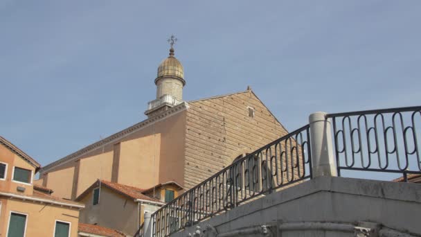 Ancien Bâtiment Avec Tourelle Près Pont — Video