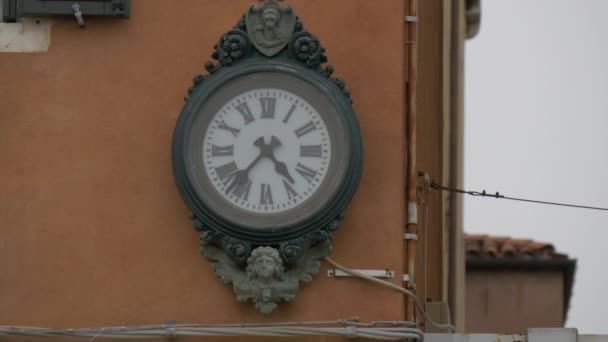 Orologio Vintage Sul Muro Edificio Rosso — Video Stock