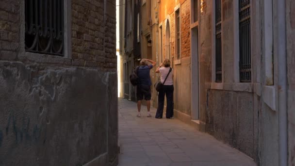 Duas Pessoas Tirando Fotos Uma Rua Estreita — Vídeo de Stock