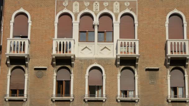 Kemerli Pencereleri Balkonları Olan Bina — Stok video