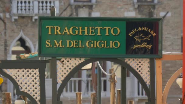Traghetto Del Giglio Skylt — Stockvideo