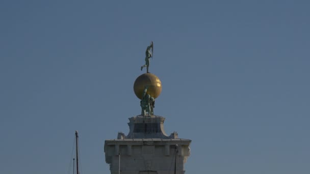 Statue Standing Golden Globe — Stock Video