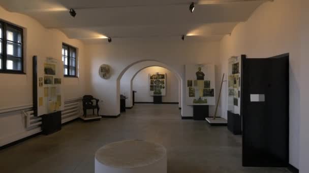 Tableros Información Vistos Una Habitación Del Sighet Memorial Museum — Vídeo de stock