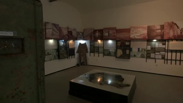 Gevangeniskostuum Sighet Memorial Museum — Stockvideo