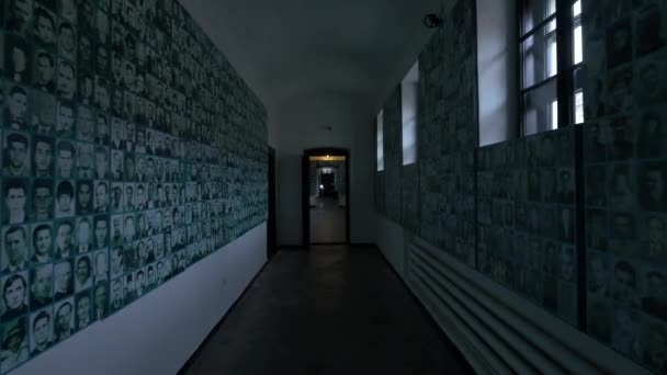 在Sighet纪念博物馆展出肖像画的走廊 — 图库视频影像