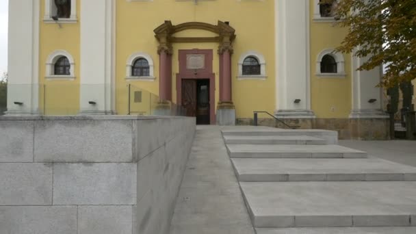 Baia Mare Deki Kutsal Üçlemeci Kilisesi Girişi — Stok video