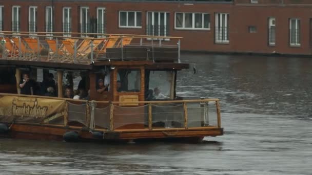 Les Gens Dans Bateau Bois Sur Une Rivière — Video