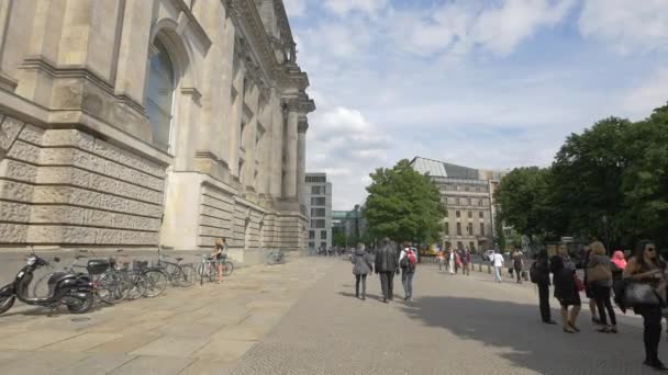 Berlin Deki Reichstag Binasının Önünden Geçiyor — Stok video