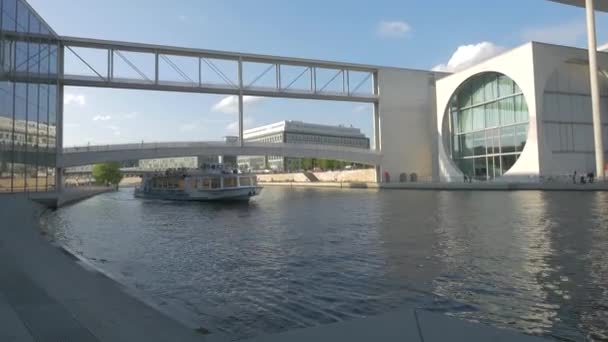 Een Boot Drijvend Door Een Modern Gebouw Berlijn — Stockvideo