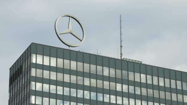 Λογότυπο Της Mercedes Γυρίζοντας Πάνω Από Ένα Κτίριο — Αρχείο Βίντεο