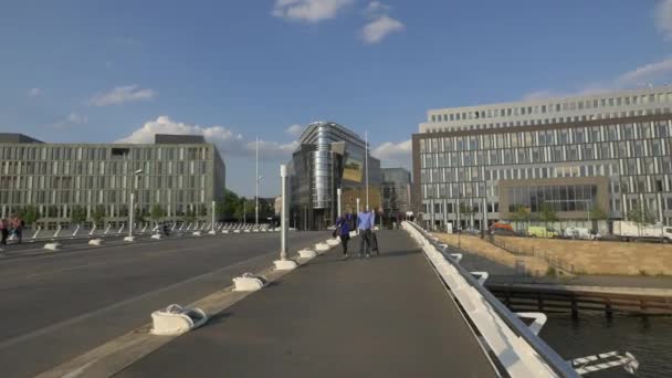 Прогулка Мосту Наследного Принца Берлине — стоковое видео