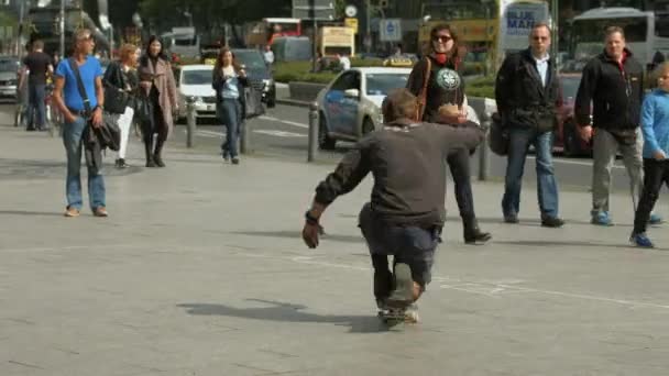 Homem Andar Skate Numa Praça — Vídeo de Stock
