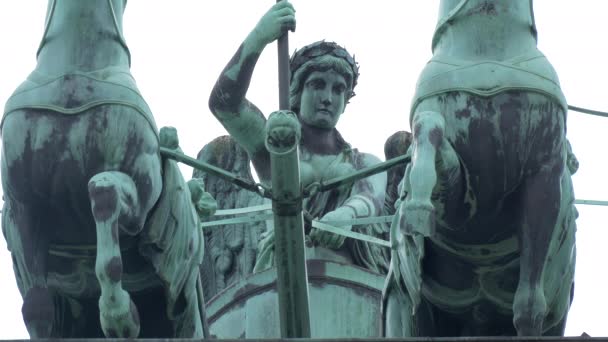 Primer Plano Estatua Puerta Brandeburgo — Vídeos de Stock