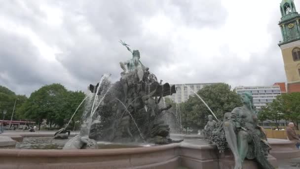 Neptunusz Szökőkút Berlinben — Stock videók
