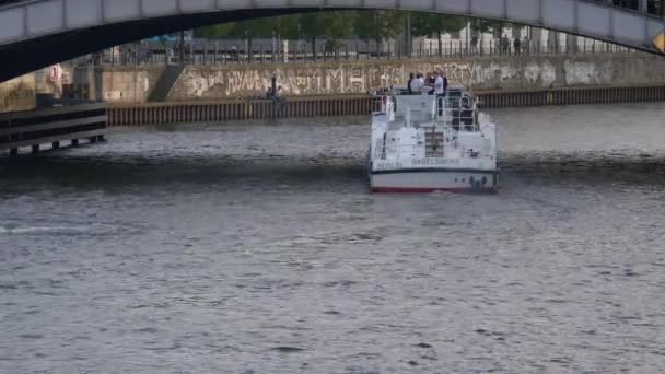 Boats Floating River Bridge — Vídeo de Stock