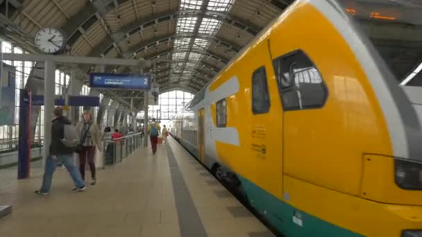Ένα Κίτρινο Τρένο Φεύγει Από Σταθμό — Αρχείο Βίντεο
