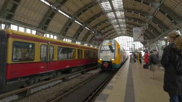 Trenes Alexanderplatz Station Berlín — Vídeo de stock