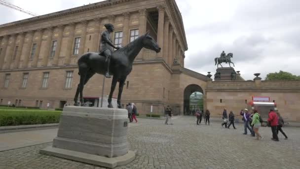 Una Estatua Ecuestre Junto Neues Museum Berlín — Vídeos de Stock