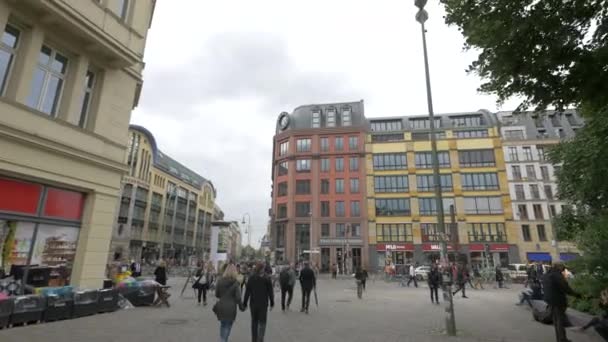 Lidé Procházející Náměstí — Stock video
