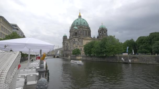 Barco Río Spree Cerca Catedral Berlín — Vídeo de stock